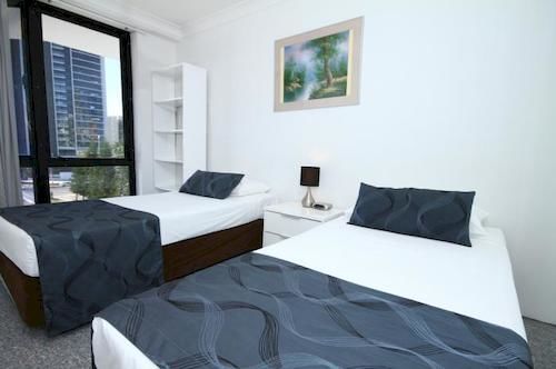 Отель Surfers Plaza Resort