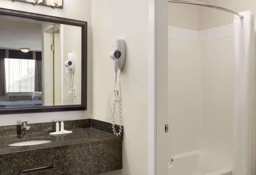 酒店 Travelodge By Wyndham Kamloops Mountview