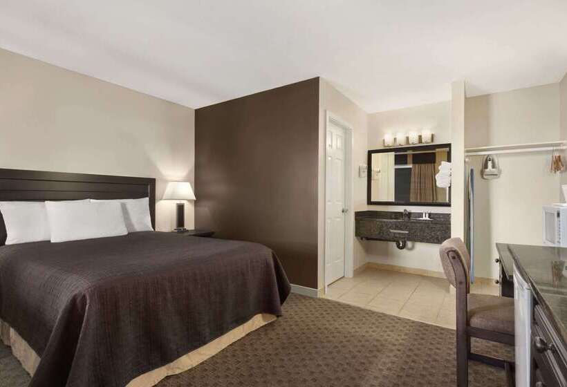 هتل Travelodge By Wyndham Kamloops Mountview