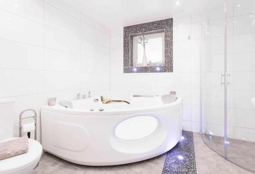 Treetop Spa Hangout & Hotel