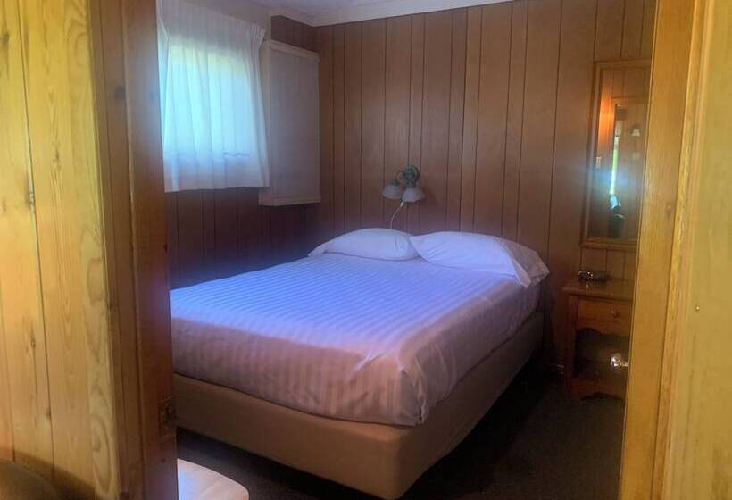 Colonial Bay Motel And Cottages