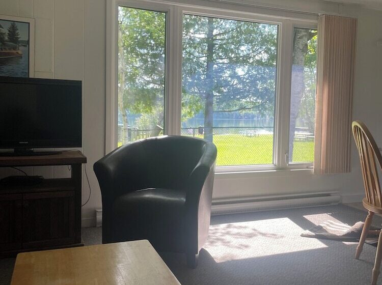 Colonial Bay Motel And Cottages