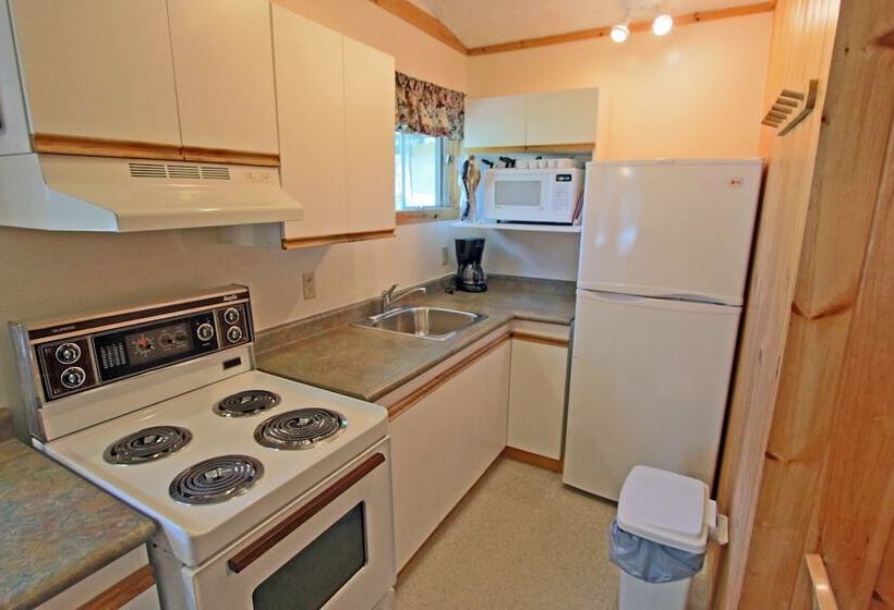 Colonial Bay Motel And Cottages