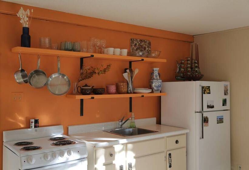 Colonial Bay Motel And Cottages