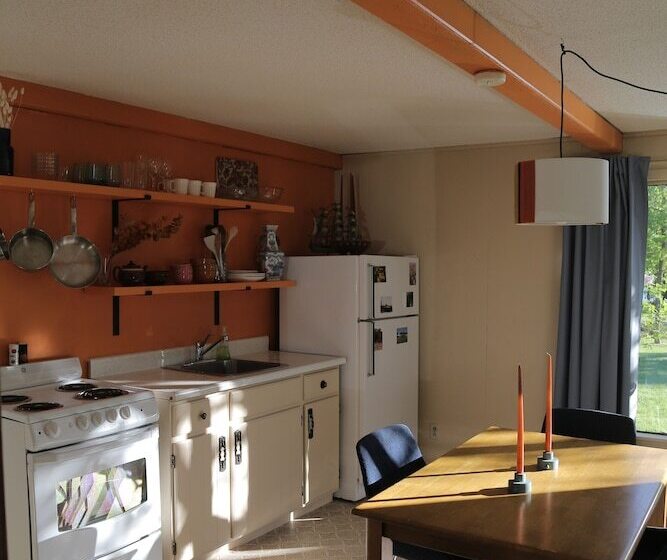 Colonial Bay Motel And Cottages