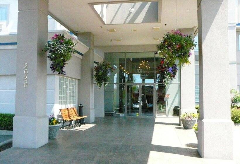 Coast Abbotsford Hotel & Suites