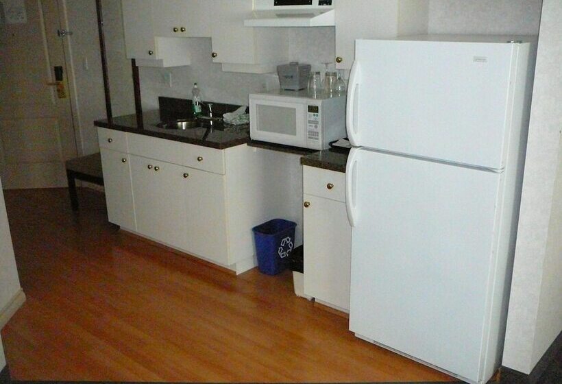 Coast Abbotsford Hotel & Suites