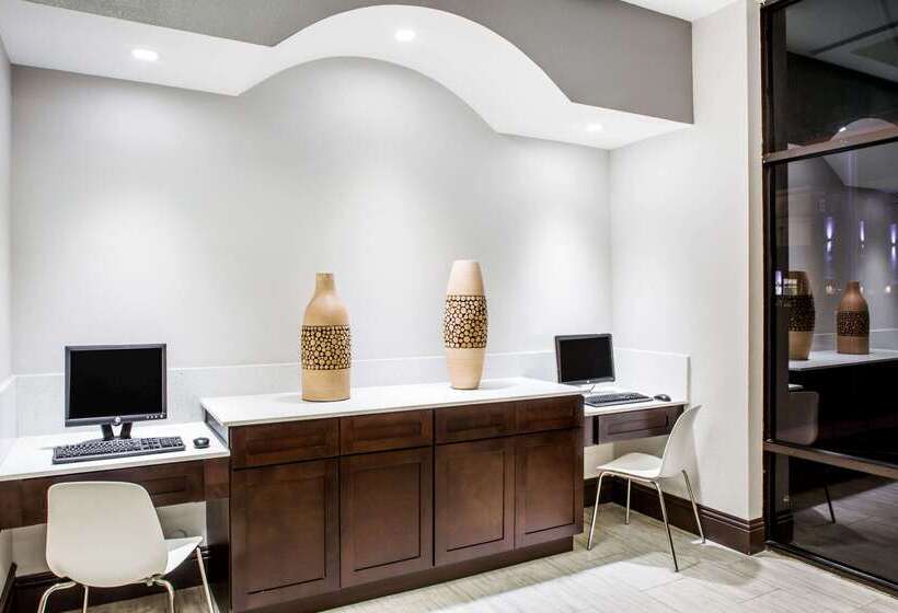 호텔 Days Inn & Suites By Wyndham Orlando Airport