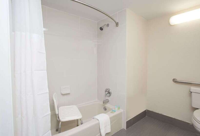 호텔 Days Inn & Suites By Wyndham Orlando Airport