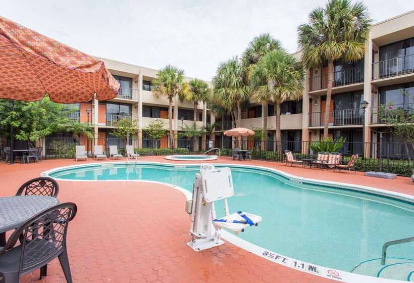 호텔 Days Inn & Suites By Wyndham Orlando Airport