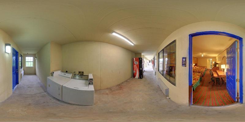 Отель Deluxe Inn & Suites