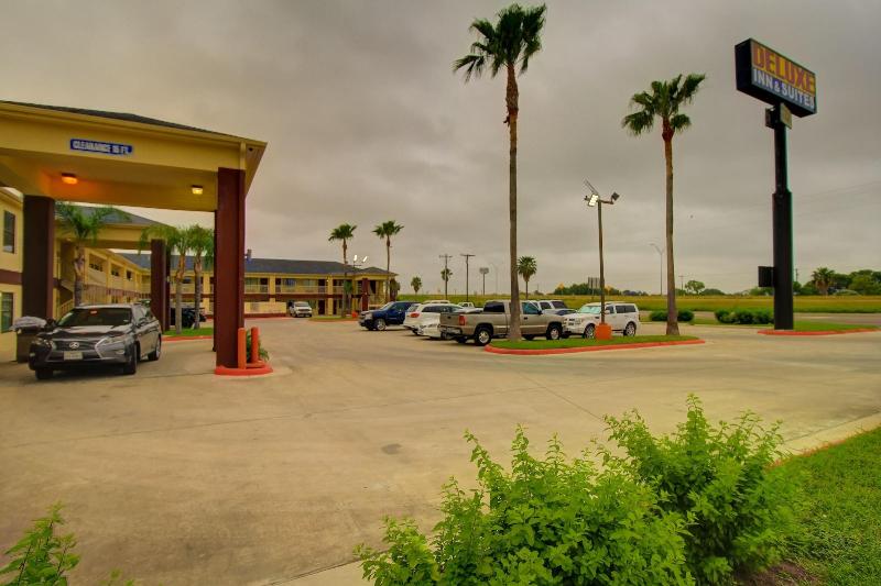 Отель Deluxe Inn & Suites