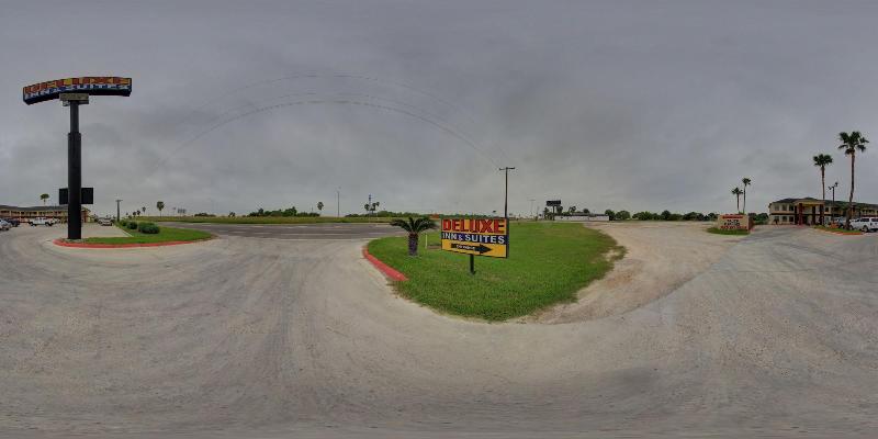 Отель Deluxe Inn & Suites