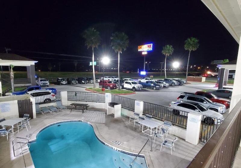 Отель Deluxe Inn & Suites