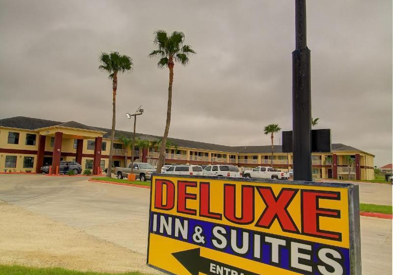 Отель Deluxe Inn & Suites