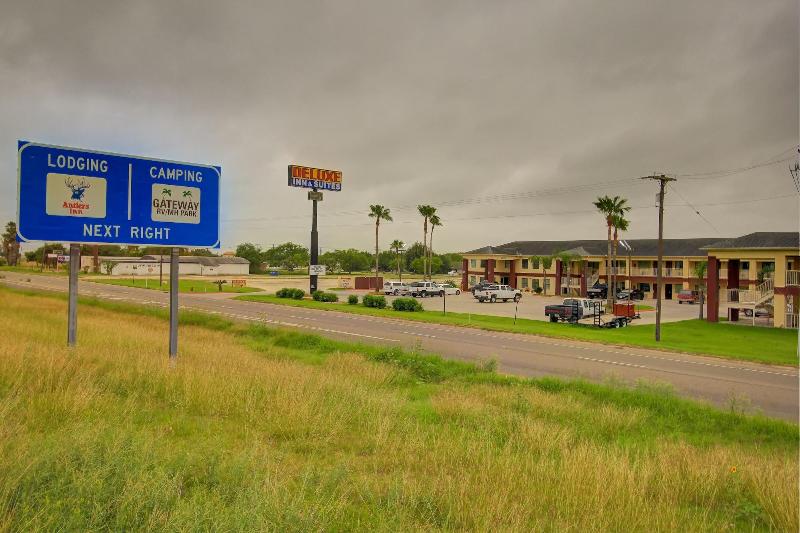 Отель Deluxe Inn & Suites