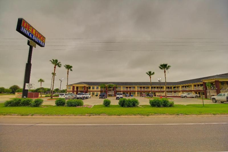 Отель Deluxe Inn & Suites