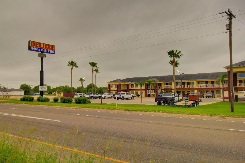 Отель Deluxe Inn & Suites