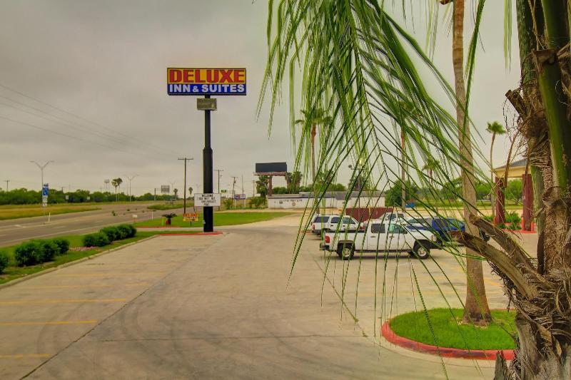 Отель Deluxe Inn & Suites