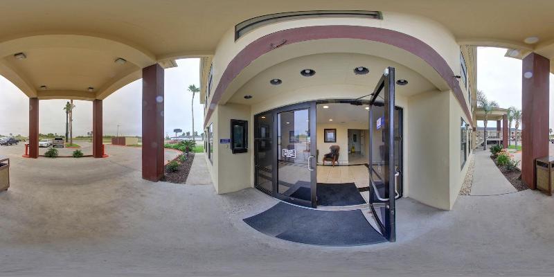 Отель Deluxe Inn & Suites