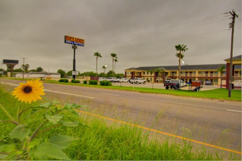 ホテル Deluxe Inn & Suites