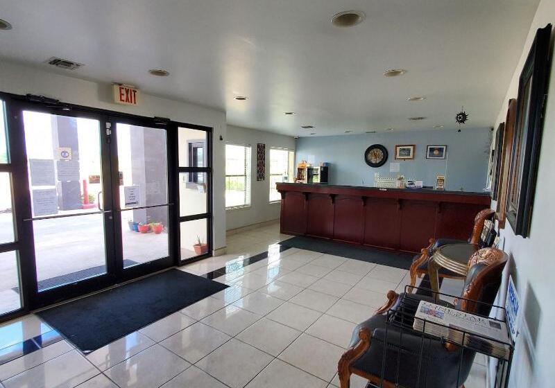 Отель Deluxe Inn & Suites