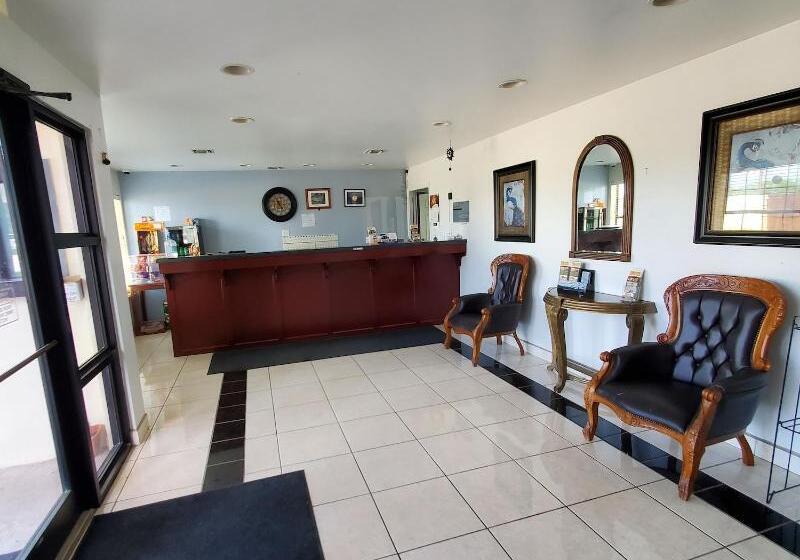 Отель Deluxe Inn & Suites