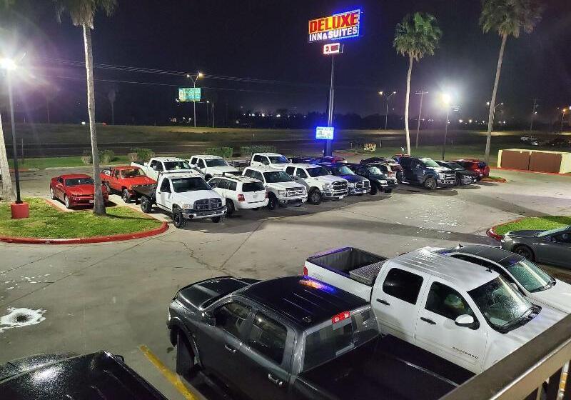 Отель Deluxe Inn & Suites