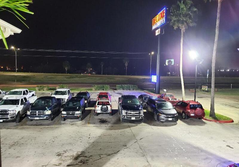 ホテル Deluxe Inn & Suites