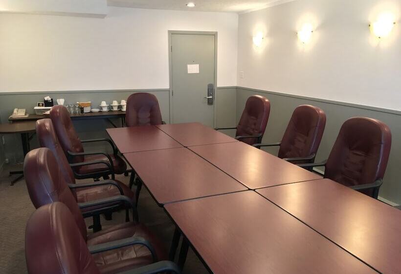 فندق Fairway Inn