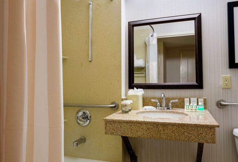 Отель Hilton Garden Inn Queens/jfk Airport