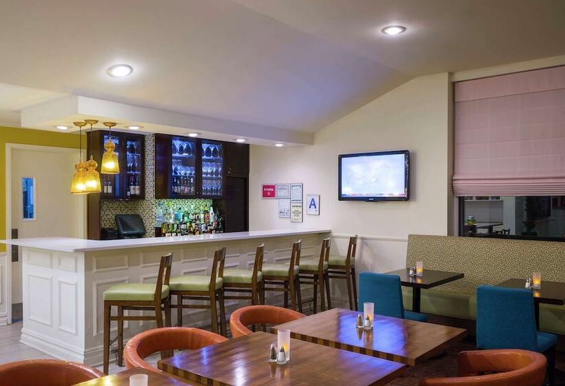 Отель Hilton Garden Inn Queens/jfk Airport