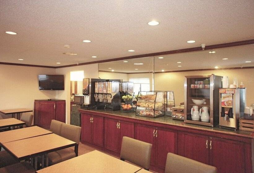 Отель La Quinta Inn By Wyndham Omaha Southwest