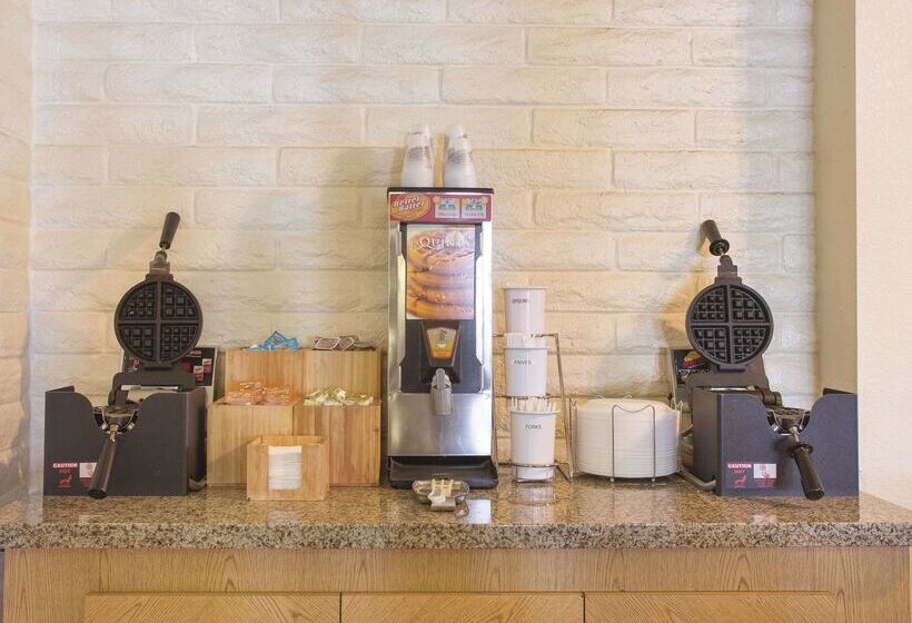 בית מלון כפרי La Quinta Inn By Wyndham San Diego Chula Vista