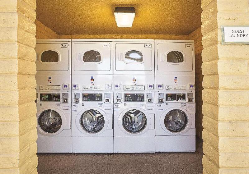 בית מלון כפרי La Quinta Inn By Wyndham San Diego Chula Vista