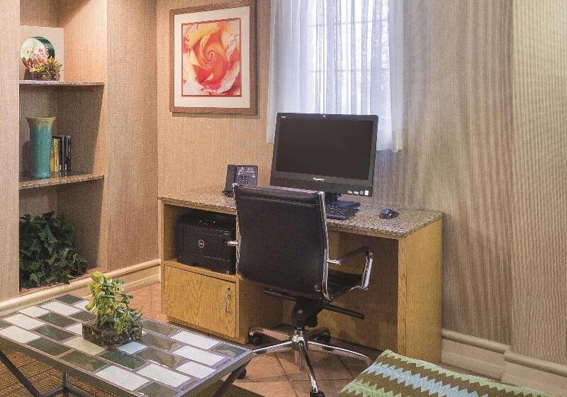 בית מלון כפרי La Quinta Inn By Wyndham San Diego Chula Vista