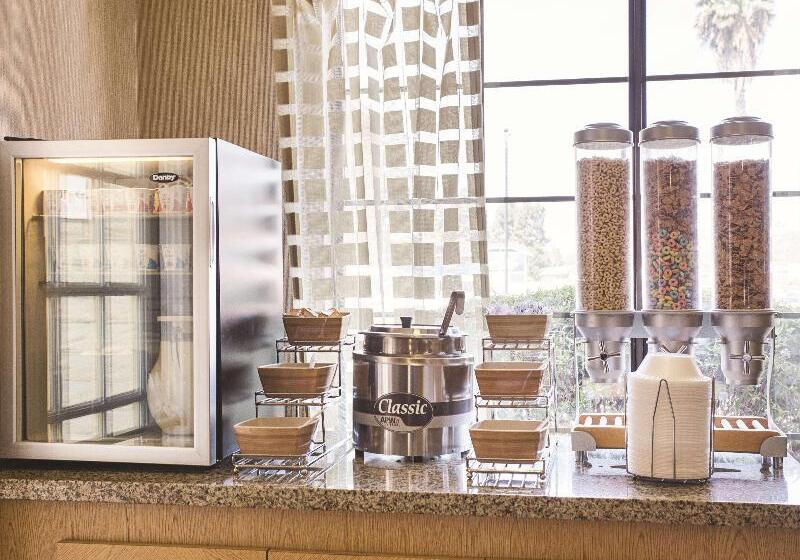 בית מלון כפרי La Quinta Inn By Wyndham San Diego Chula Vista