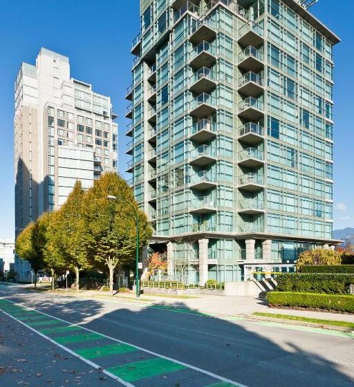 Отель Lord Stanley Suites On The Park