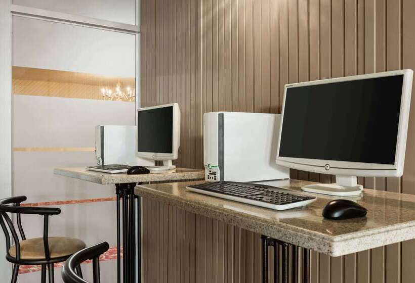 מוטל Travelodge By Wyndham Baie Comeau