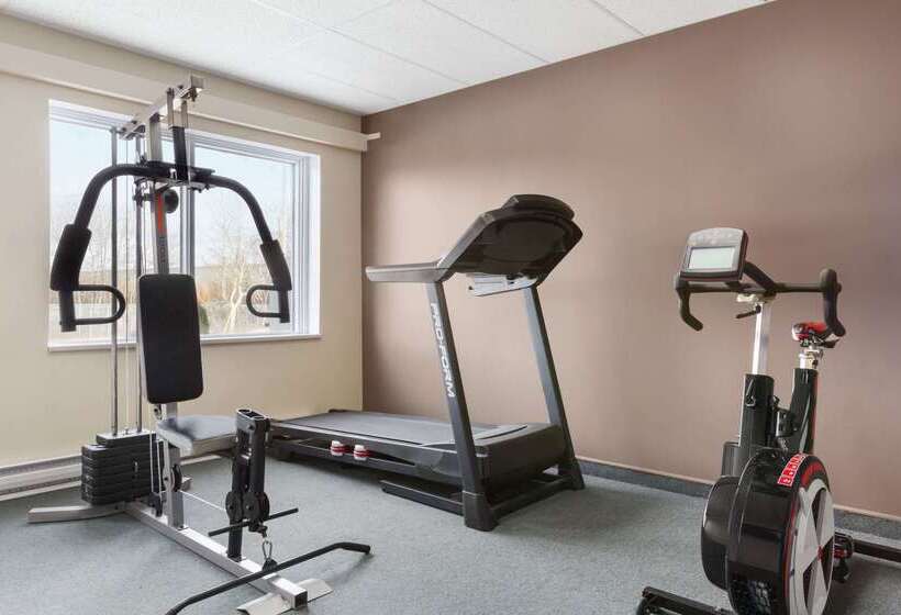 מוטל Travelodge By Wyndham Baie Comeau