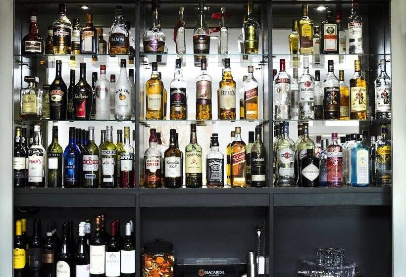 Отель Beachcombers