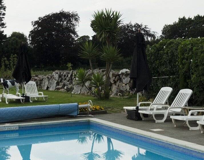 בית מלון כפרי Beachcombers