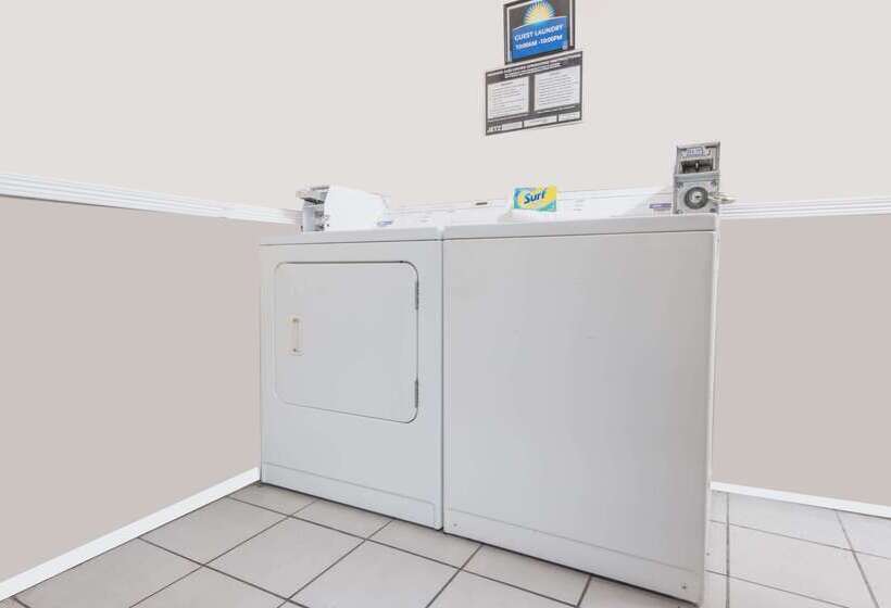 בית מלון כפרי Days Inn By Wyndham Kansas City International Airport