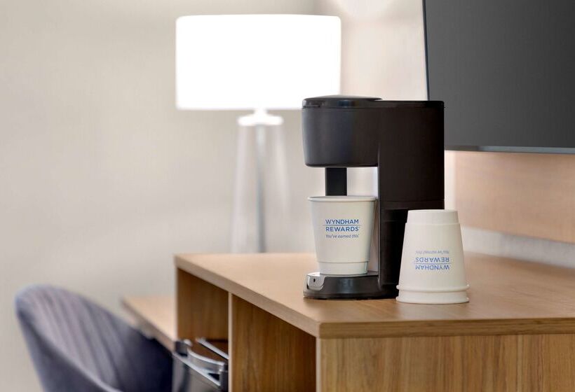 בית מלון כפרי Days Inn By Wyndham Kansas City International Airport