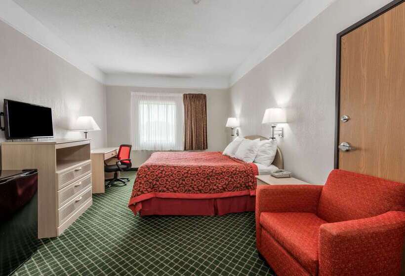 בית מלון כפרי Days Inn By Wyndham Kansas City International Airport