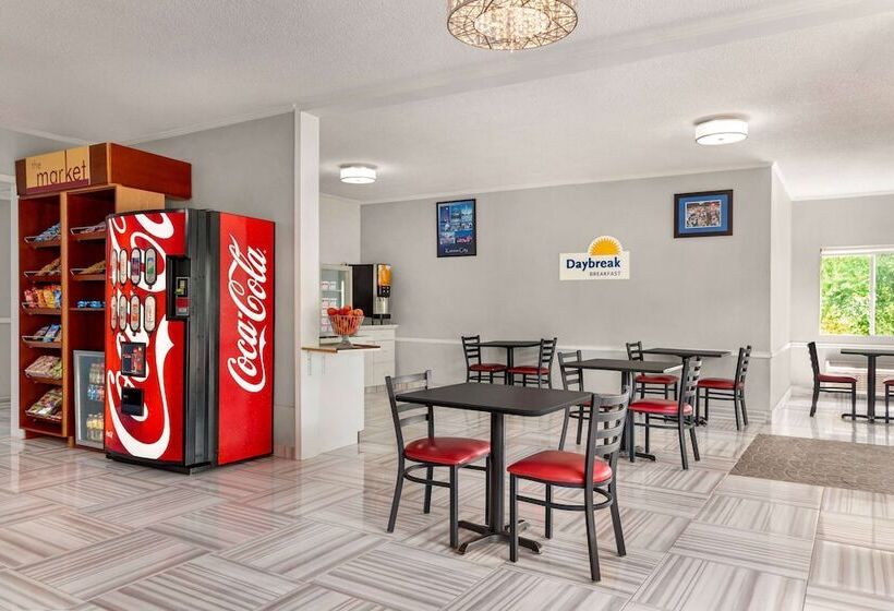 בית מלון כפרי Days Inn By Wyndham Kansas City International Airport