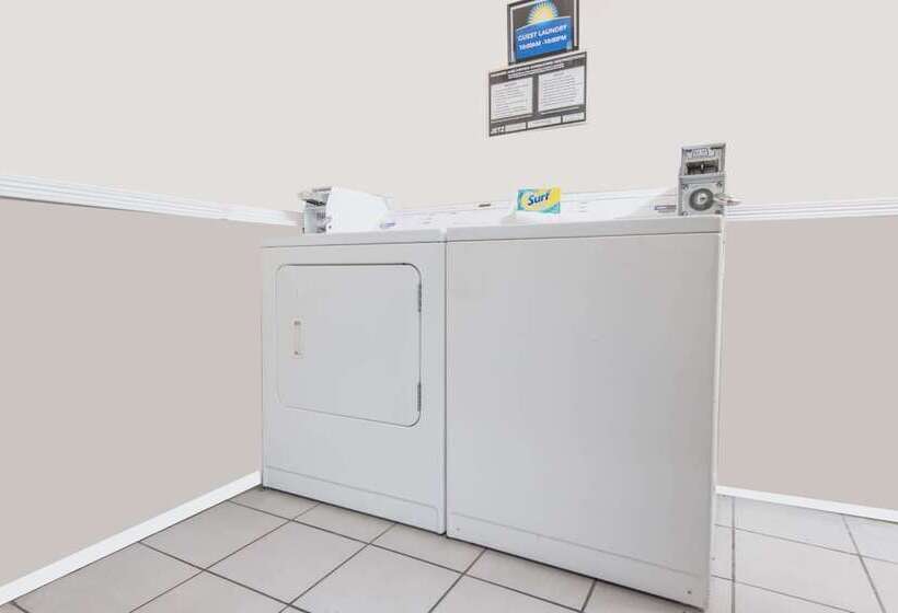 בית מלון כפרי Days Inn By Wyndham Kansas City International Airport