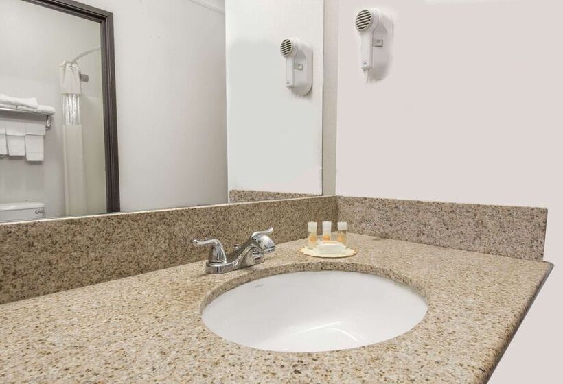 בית מלון כפרי Days Inn By Wyndham Kansas City International Airport