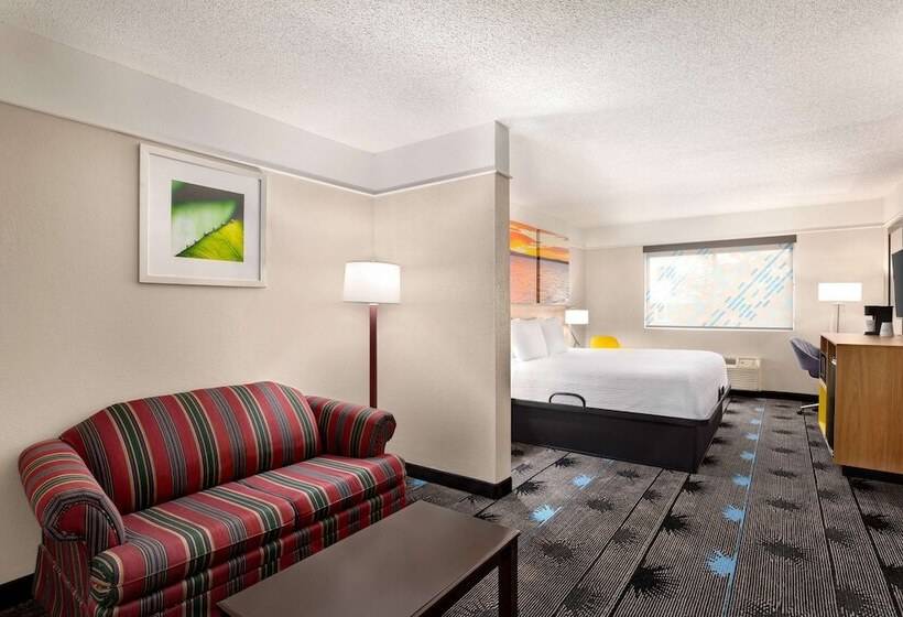 בית מלון כפרי Days Inn By Wyndham Kansas City International Airport