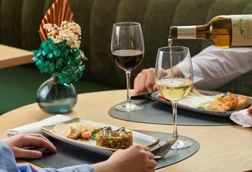 Отель H10 Casanova